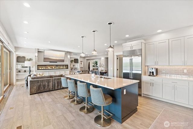 11822 Holmes Point Drive NE, Kirkland, WA 98034