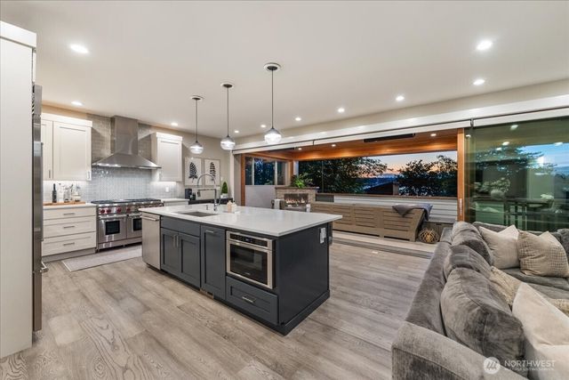 11822 Holmes Point Drive NE, Kirkland, WA 98034