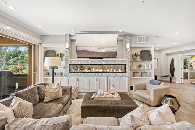11822 Holmes Point Drive NE, Kirkland, WA 98034