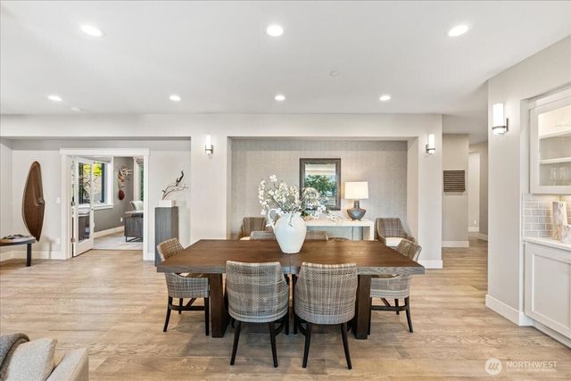 11822 Holmes Point Drive NE, Kirkland, WA 98034