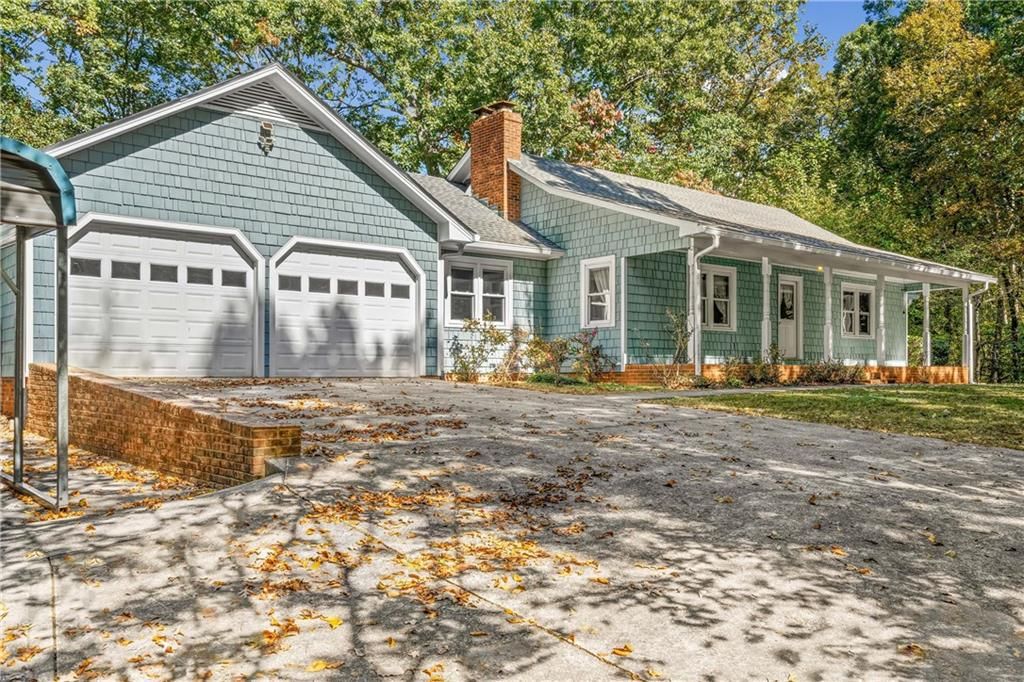 Image 7 of property listing at 1300 Smithdale Road, Cumming, GA 30040