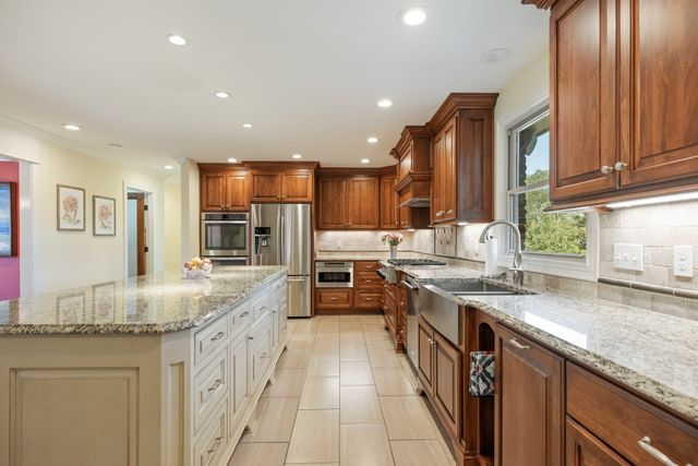 152 Fairways Dr, Hendersonville, TN 37075