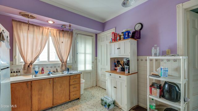 17 2nd Avenue, Gloversville, NY 12078