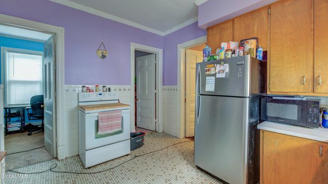 17 2nd Avenue, Gloversville, NY 12078