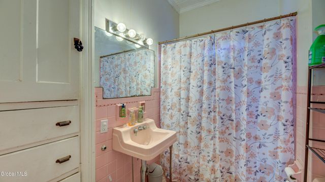 17 2nd Avenue, Gloversville, NY 12078