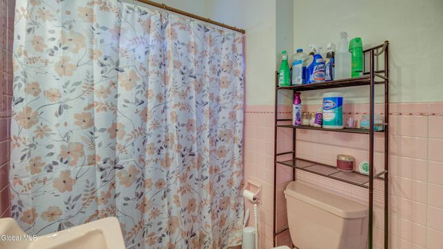 17 2nd Avenue, Gloversville, NY 12078