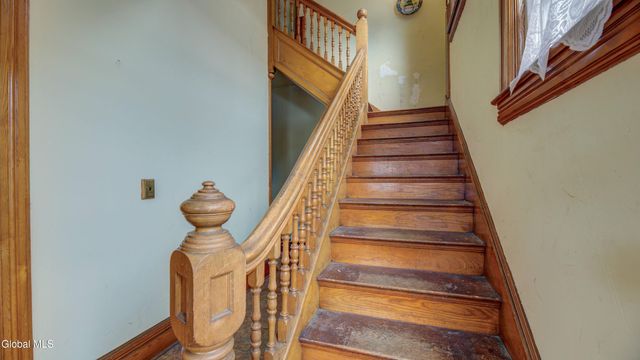 17 2nd Avenue, Gloversville, NY 12078