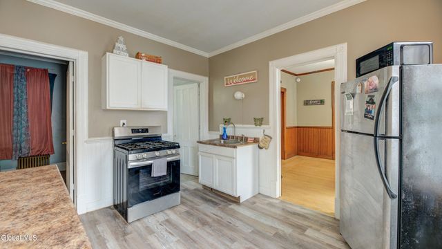 17 2nd Avenue, Gloversville, NY 12078