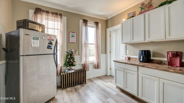 17 2nd Avenue, Gloversville, NY 12078