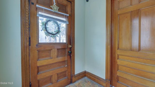 17 2nd Avenue, Gloversville, NY 12078