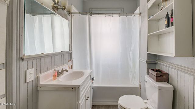 17 2nd Avenue, Gloversville, NY 12078