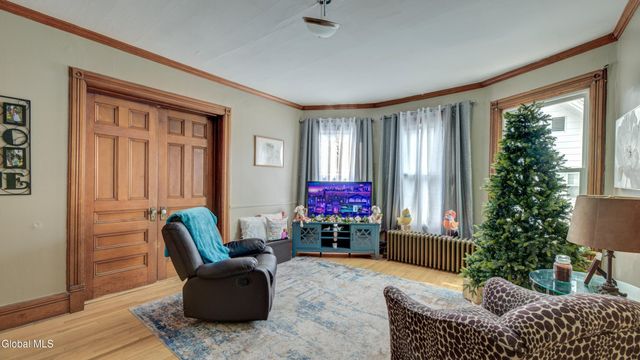 17 2nd Avenue, Gloversville, NY 12078