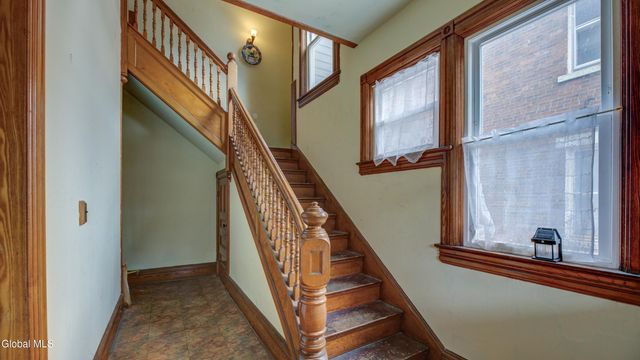 17 2nd Avenue, Gloversville, NY 12078