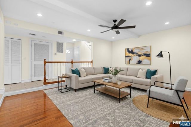 9 15th Avenue, Elmwood Park, NJ 07407