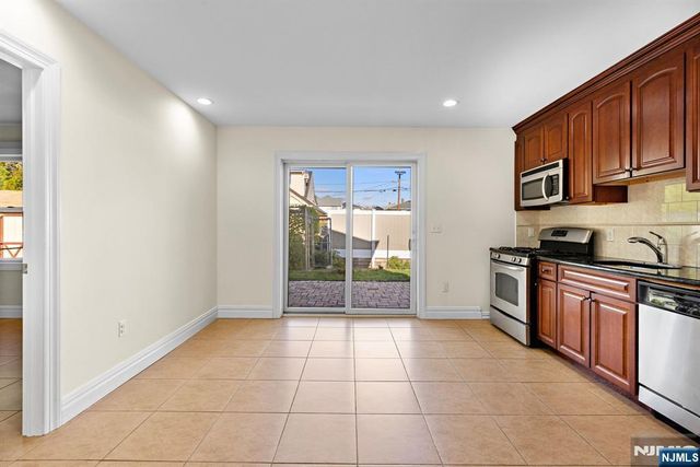 9 15th Avenue, Elmwood Park, NJ 07407