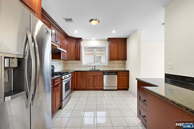 9 15th Avenue, Elmwood Park, NJ 07407