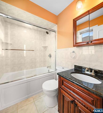 9 15th Avenue, Elmwood Park, NJ 07407