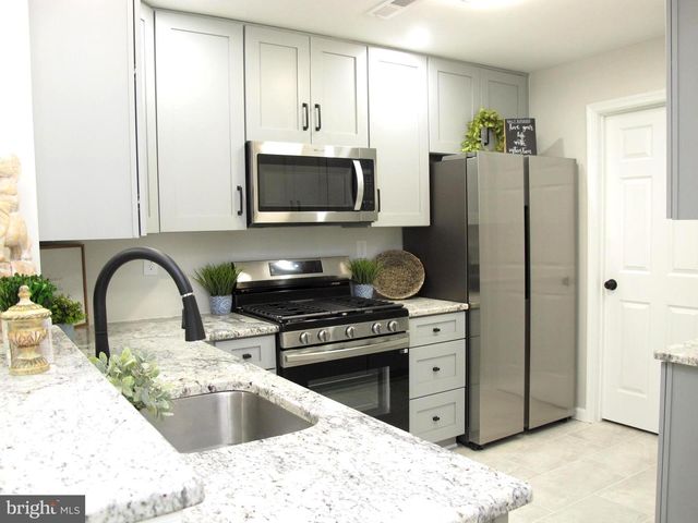 3 VILLAGE CT, Mount Laurel, NJ 08054