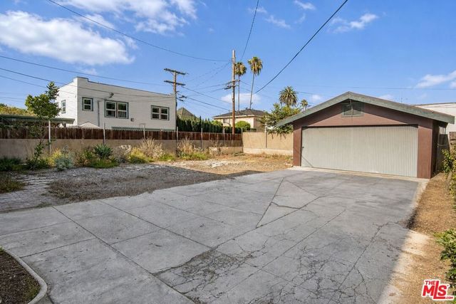 2750 Raymond Avenue, Los Angeles, CA 90007
