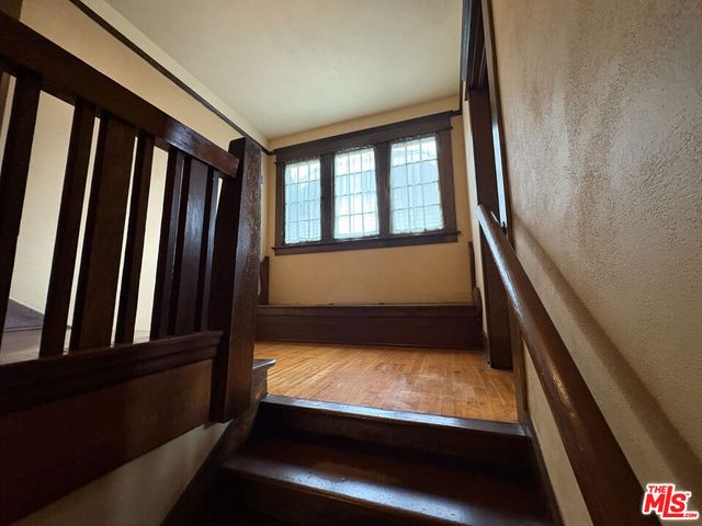 2750 Raymond Avenue, Los Angeles, CA 90007