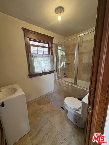 2750 Raymond Avenue, Los Angeles, CA 90007