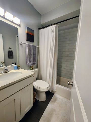 715 W Belmont Avenue 3F, Chicago, IL 60657