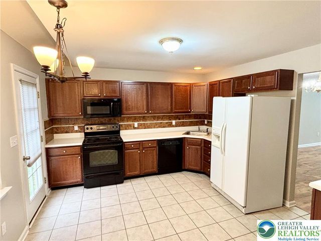 5517 TANGLEWOOD Lane, Lower Macungie Twp, PA 18106