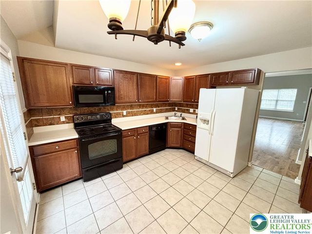 5517 TANGLEWOOD Lane, Lower Macungie Twp, PA 18106