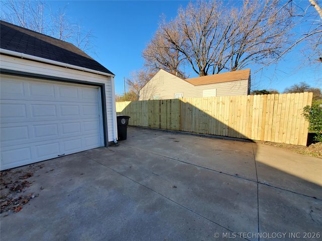1430 S Erie Avenue E, Tulsa, OK 74112