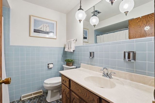 9S315 Cumnor Road, Downers Grove, IL 60516