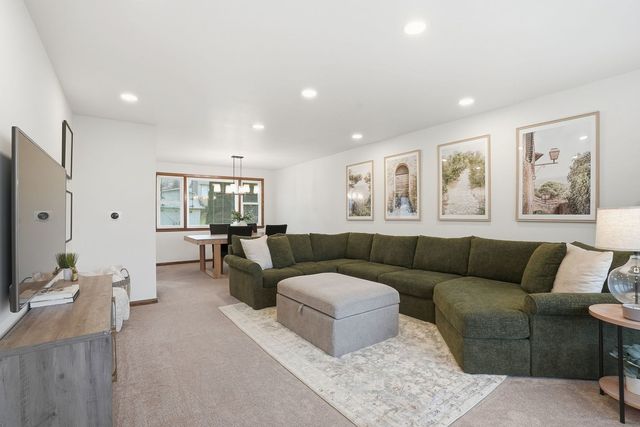 9S315 Cumnor Road, Downers Grove, IL 60516