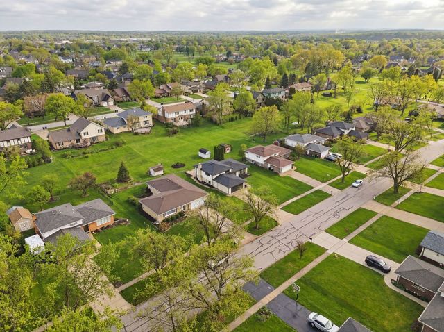 9S315 Cumnor Road, Downers Grove, IL 60516