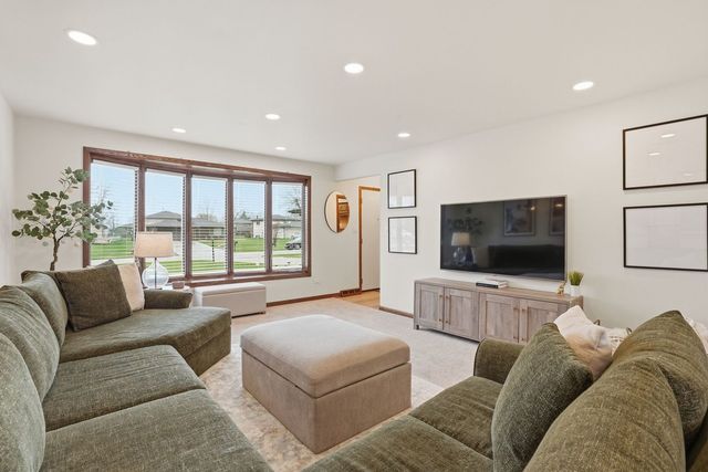 9S315 Cumnor Road, Downers Grove, IL 60516