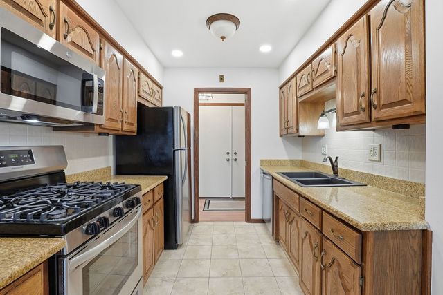 9S315 Cumnor Road, Downers Grove, IL 60516