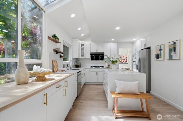 25733 SE 39th Street, Sammamish, WA 98029