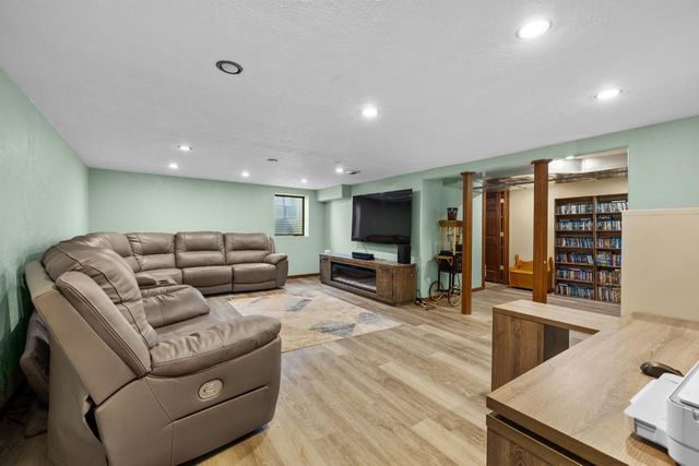 846 University Ave W, Minot, ND 58703