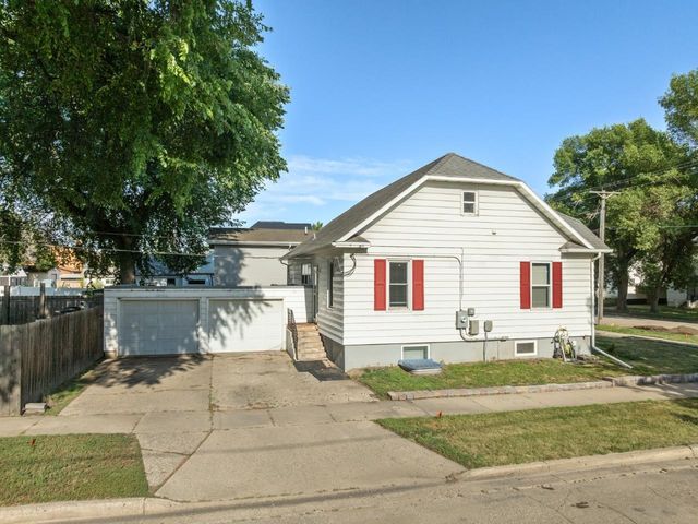 846 University Ave W, Minot, ND 58703