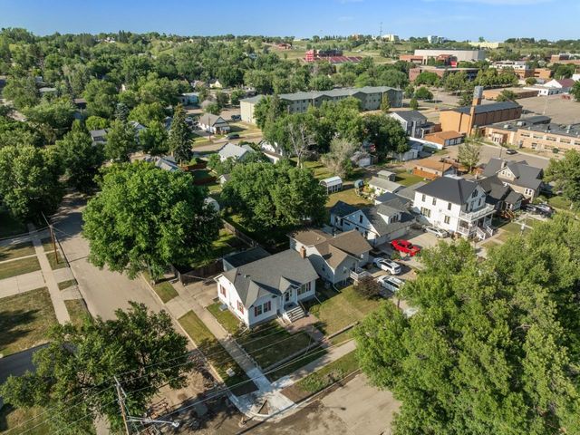 846 University Ave W, Minot, ND 58703