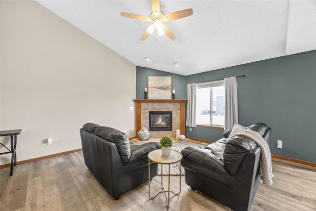 2695 Ridgeview Way, Marion, IA 52302