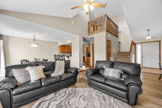 2695 Ridgeview Way, Marion, IA 52302