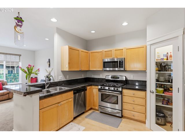 17264 Sw MARTY Ln, Beaverton, OR 97003