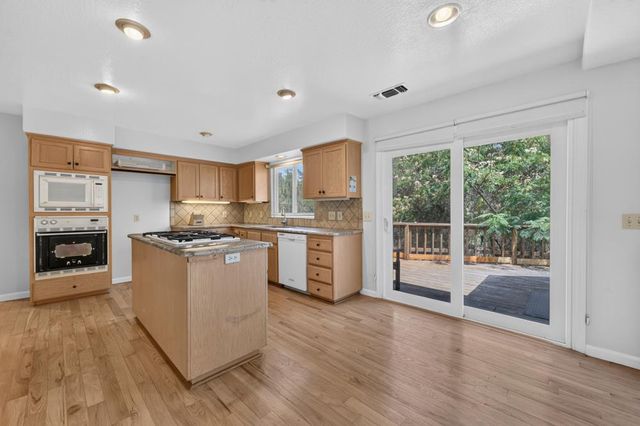 19221 Wolf Creek Rd, Grass Valley, CA 95949