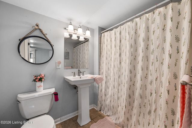 8611 Claudia Dr, Louisville, KY 40219