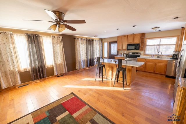 305 MT RUSHMORE RD, Custer, SD 57730