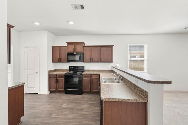 718 Crystal Lakes Drive, Brookshire, TX 77423