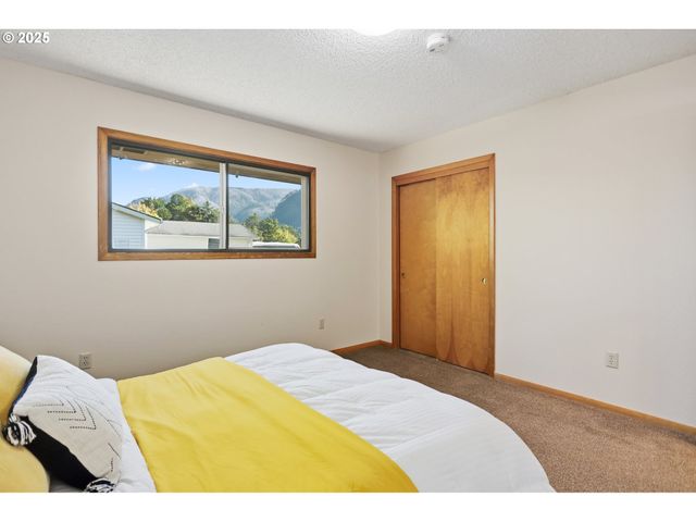 106 PAHATU St, North Bonneville, WA 98639