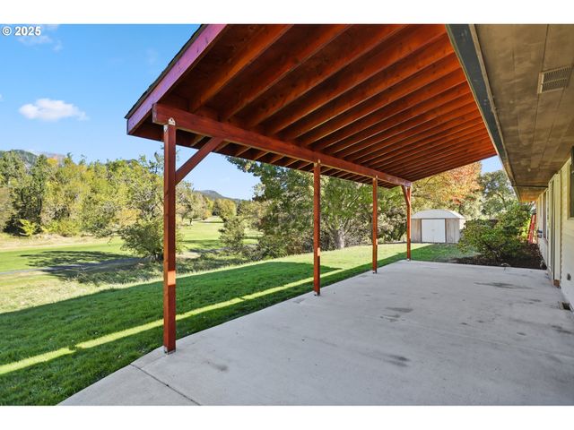 106 PAHATU St, North Bonneville, WA 98639