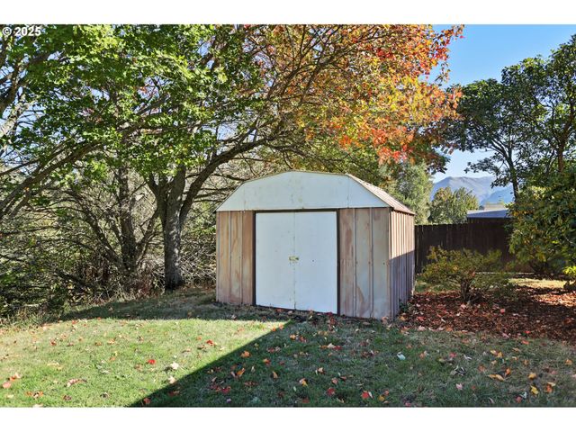 106 PAHATU St, North Bonneville, WA 98639