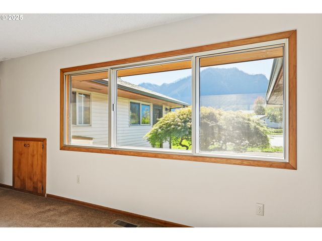 106 PAHATU St, North Bonneville, WA 98639