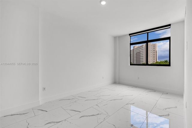 1 Curtiss Pkwy 319, Miami Springs, FL 33166